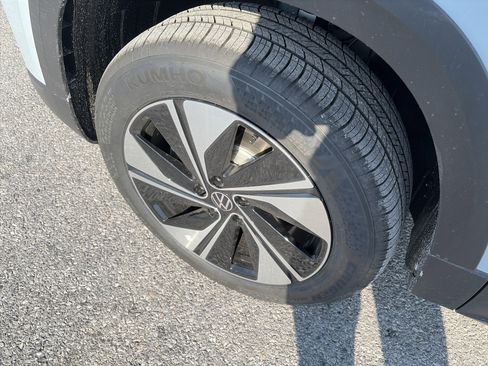 New 2026 Volkswagen Taos SE image 7