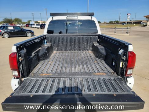 Used 2018 Toyota Tacoma TRD Off-Road w/ Technology Package image 33