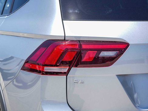 Used 2022 Volkswagen Tiguan SE R-Line FWD image 9