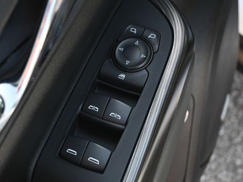 Used 2023 GMC Acadia SLT image 36