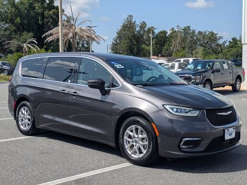 Used 2023 Chrysler Pacifica Touring-L FWD image 2