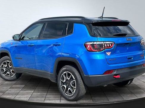 Used 2025 Jeep Compass Trailhawk AWD/4WD image 2