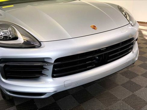 Used 2023 Porsche Cayenne w/ Premium Package image 34