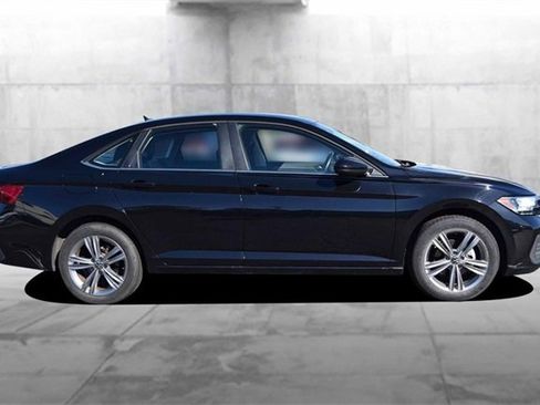 Certified 2024 Volkswagen Jetta SE image 5