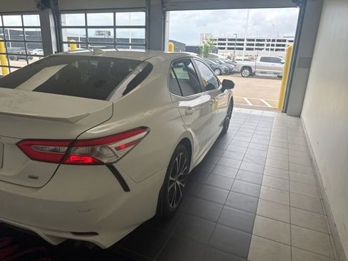 Used 2020 Toyota Camry SE FWD image 6