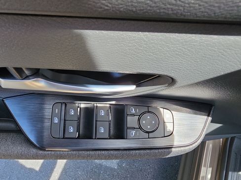 Used 2025 Nissan Kicks SV image 10