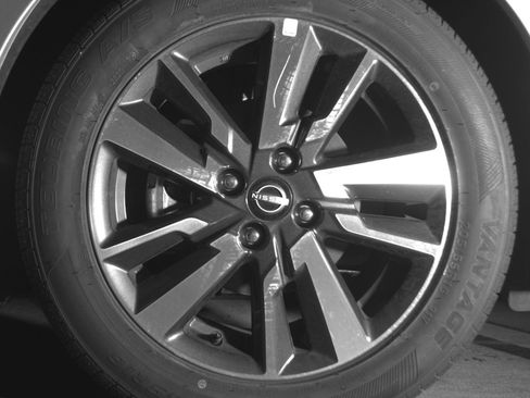 Used 2025 Nissan Versa SV FWD image 12