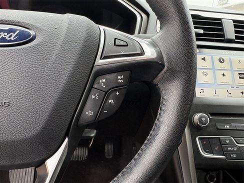 Used 2017 Ford Fusion SE w/ Fusion SE Technology Package image 14