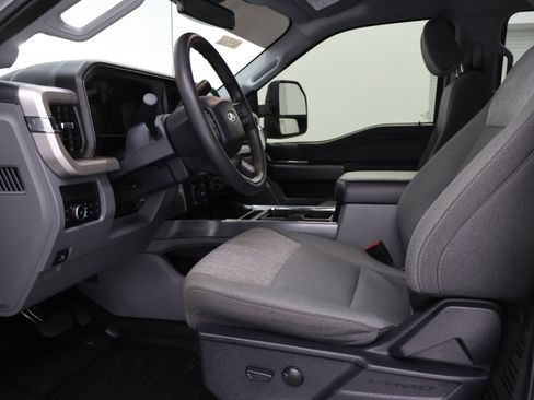 Used 2025 Ford F250 XLT w/ Black Appearance Package AWD/4WD image 8