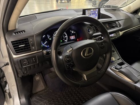 Used 2015 Lexus CT 200h w/ Navigation Package FWD image 7