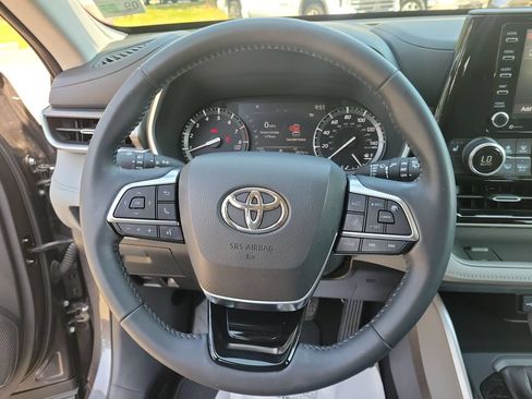 Certified 2021 Toyota Highlander XLE FWD image 16