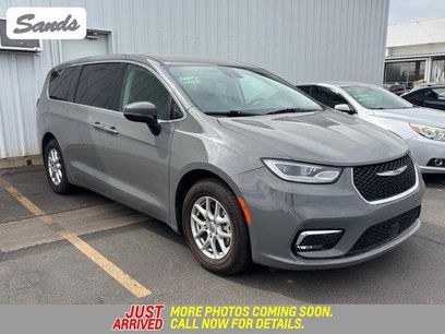 Used 2023 Chrysler Pacifica Touring-L