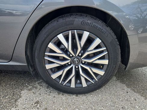 Used 2025 Nissan Altima 2.5 SV FWD image 12
