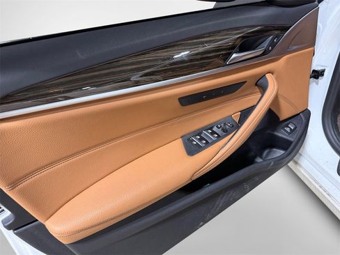 Used 2021 BMW 530i xDrive image 14