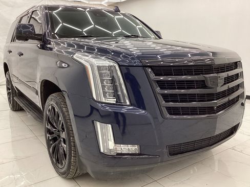 Used 2020 Cadillac Escalade Luxury image 3