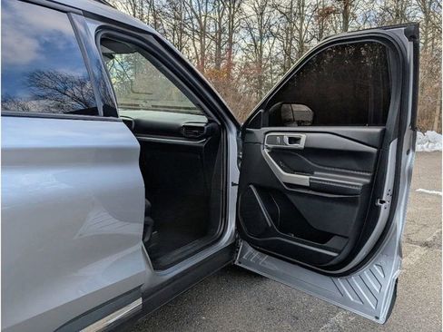 Used 2023 Ford Explorer XLT image 11