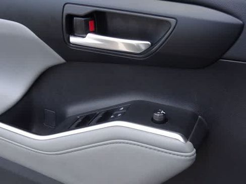 Used 2021 Toyota Highlander XLE FWD image 30