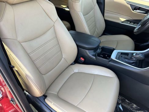 Used 2023 Toyota RAV4 XLE Premium image 10