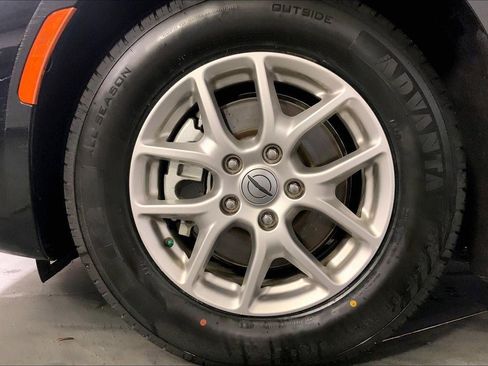 Used 2024 Chrysler Pacifica Touring-L FWD image 9