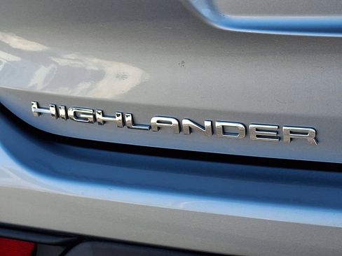 Used 2023 Toyota Highlander XLE image 32