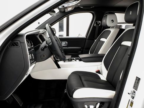 Used 2022 Rolls-Royce Cullinan Black Badge image 6