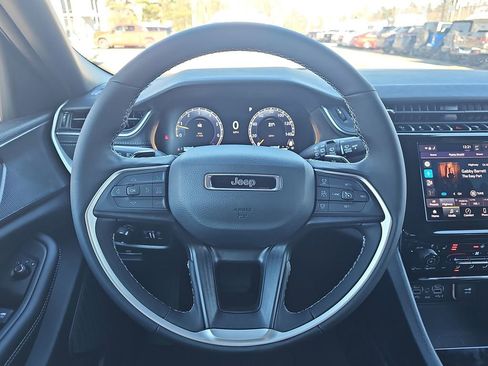 New 2025 Jeep Grand Cherokee Altitude image 19