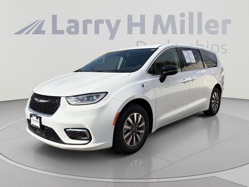 Used 2024 Chrysler Pacifica Limited FWD image 1