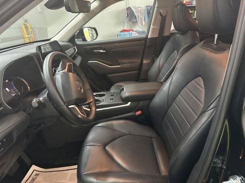 Used 2023 Toyota Highlander XLE FWD image 9