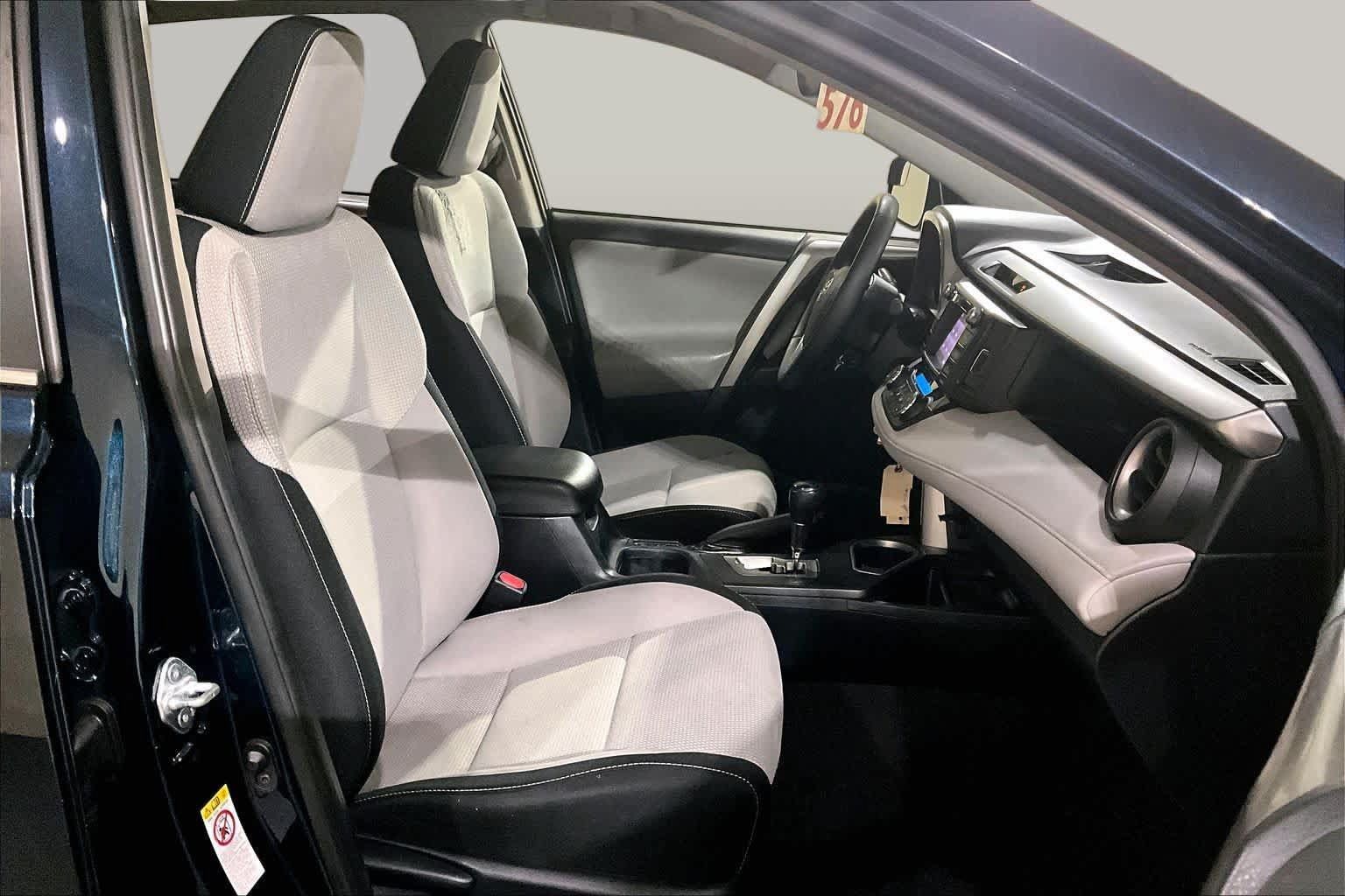 Used 2017 Toyota RAV4 XLE AWD/4WD image 7