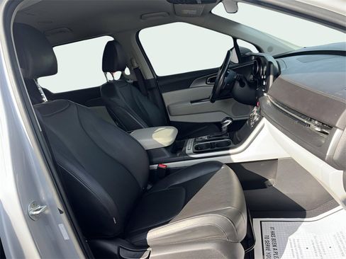 Used 2022 Kia Carnival LX image 14