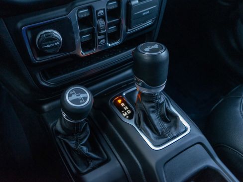 Used 2023 Jeep Wrangler Unlimited Sahara image 21