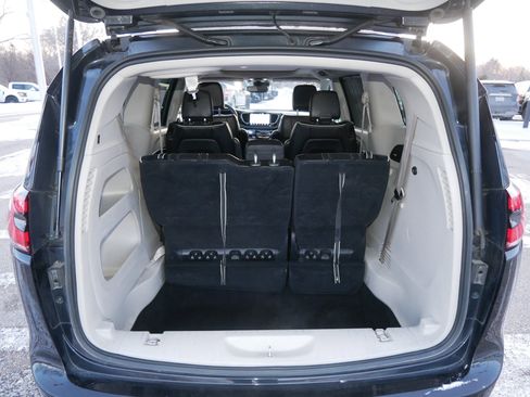 Used 2023 Chrysler Pacifica Limited image 18