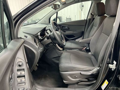 Used 2020 Chevrolet Trax LT FWD image 19
