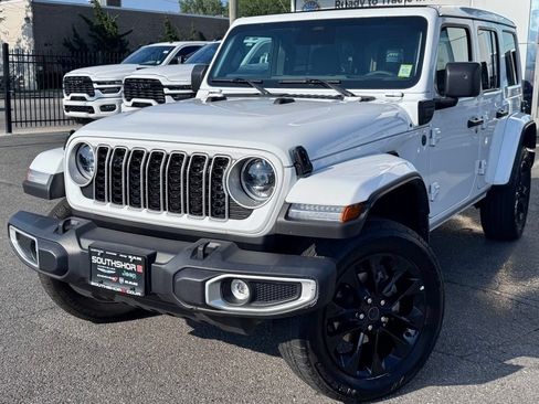 Used 2025 Jeep Wrangler Unlimited Sahara w/ Safety Group AWD/4WD image 3
