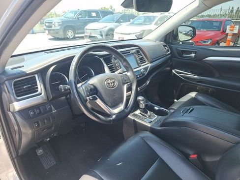 Used 2019 Toyota Highlander XLE w/ Carpet Mat Package (TMS) FWD image 10