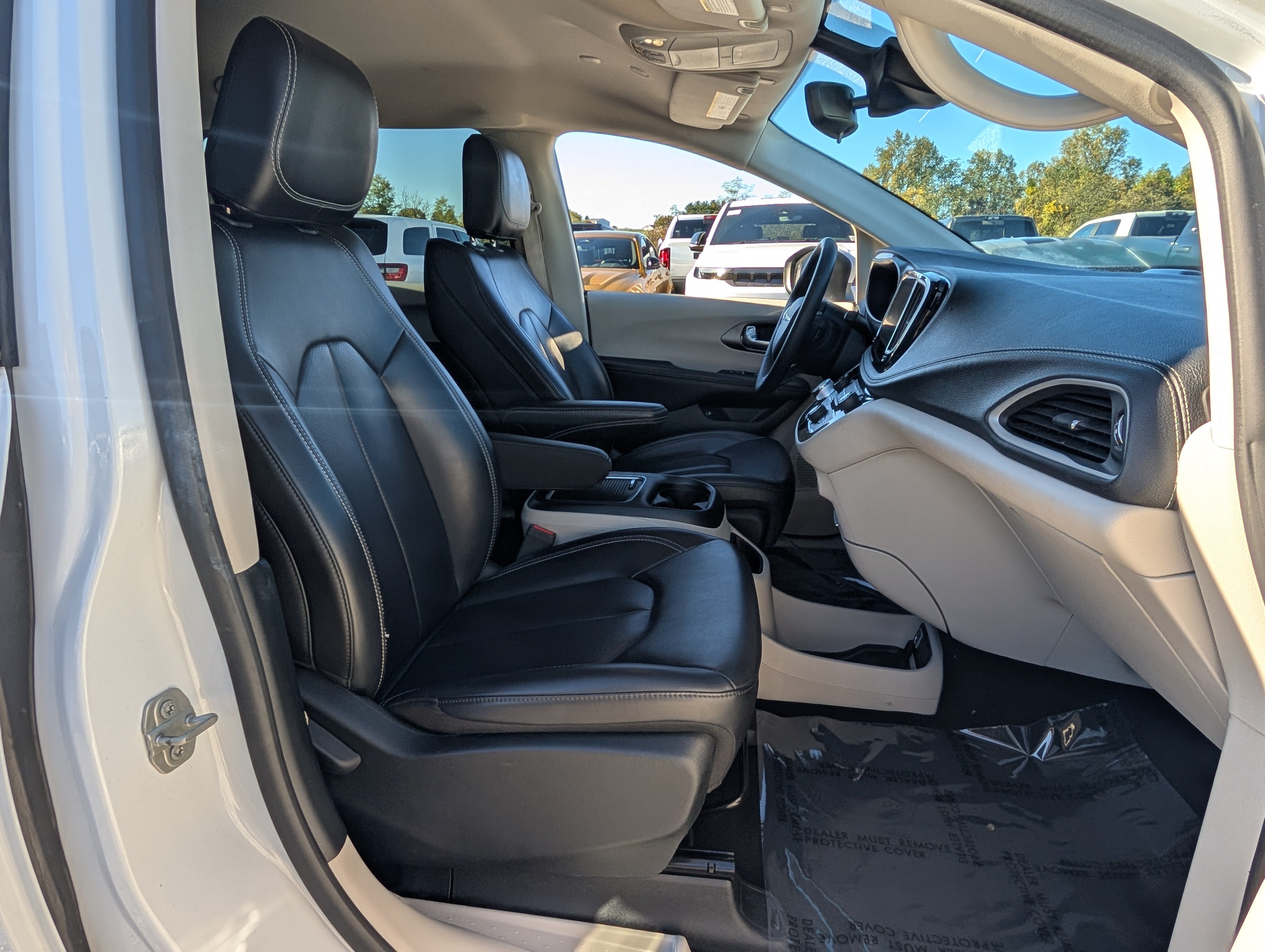Used 2023 Chrysler Pacifica Touring-L FWD image 11