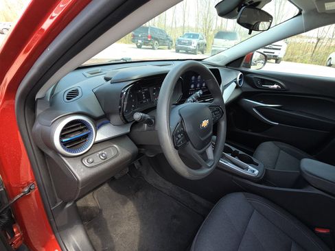 Used 2024 Chevrolet Trax LS w/ LS Convenience Package image 14