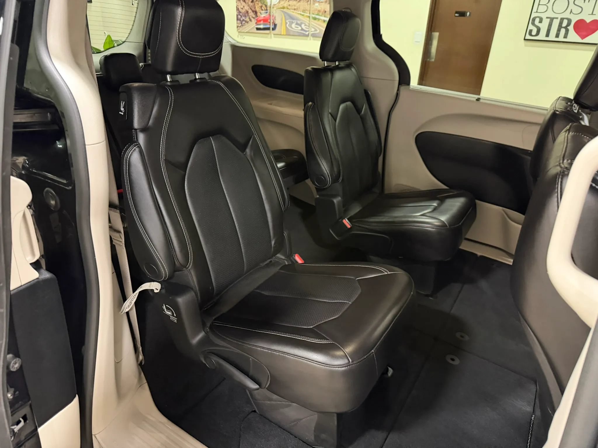 Used 2023 Chrysler Pacifica Touring-L FWD image 30