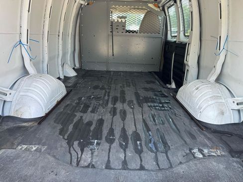 Used 2011 GMC Savana 2500 RWD image 15