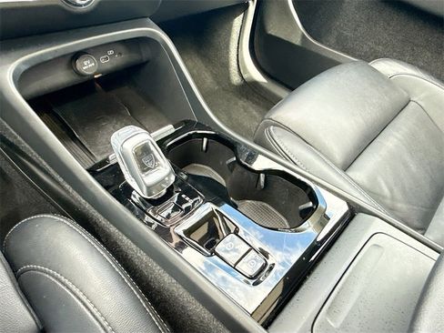 Used 2024 Volvo XC40 B5 Plus image 15