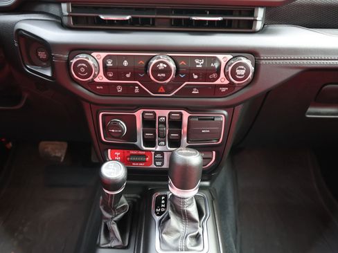 Used 2024 Jeep Gladiator Rubicon w/ Technology Group AWD/4WD image 53