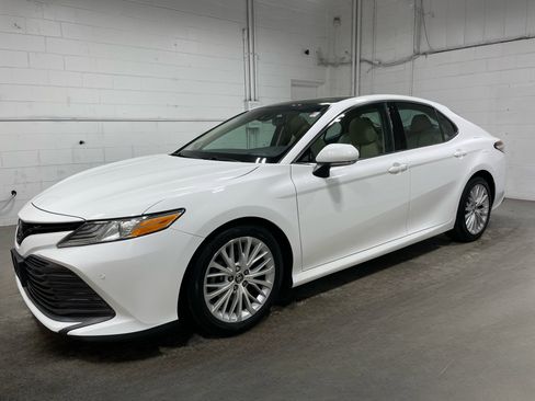 Used 2018 Toyota Camry XLE FWD image 1