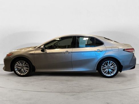 Used 2018 Toyota Camry XLE image 2