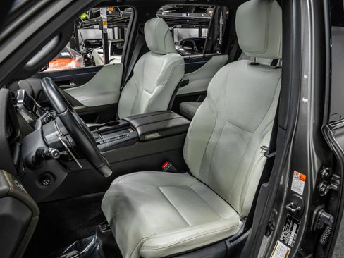 Used 2024 Lexus LX 600 4WD w/ Appearance Package image 22