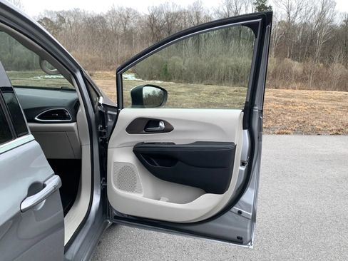 Used 2020 Chrysler Voyager Lxi w/ Cold Weather Group image 26