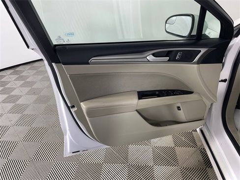 Used 2017 Ford Fusion SE image 16