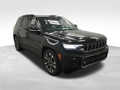 Used 2024 Jeep Grand Cherokee Overland w/ Luxury Tech Group IV AWD/4WD image 3