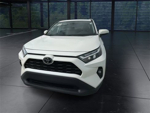 Used 2022 Toyota RAV4 XLE Premium image 3