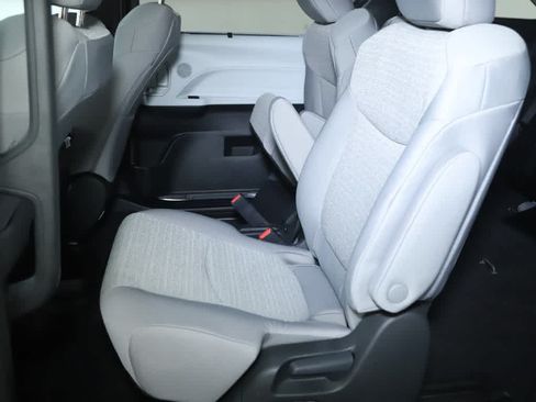 Used 2026 Toyota Sienna LE AWD/4WD image 13
