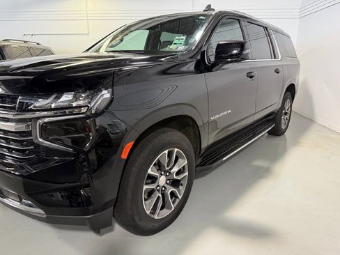Used 2022 Chevrolet Suburban LT w/ Luxury Package image 28